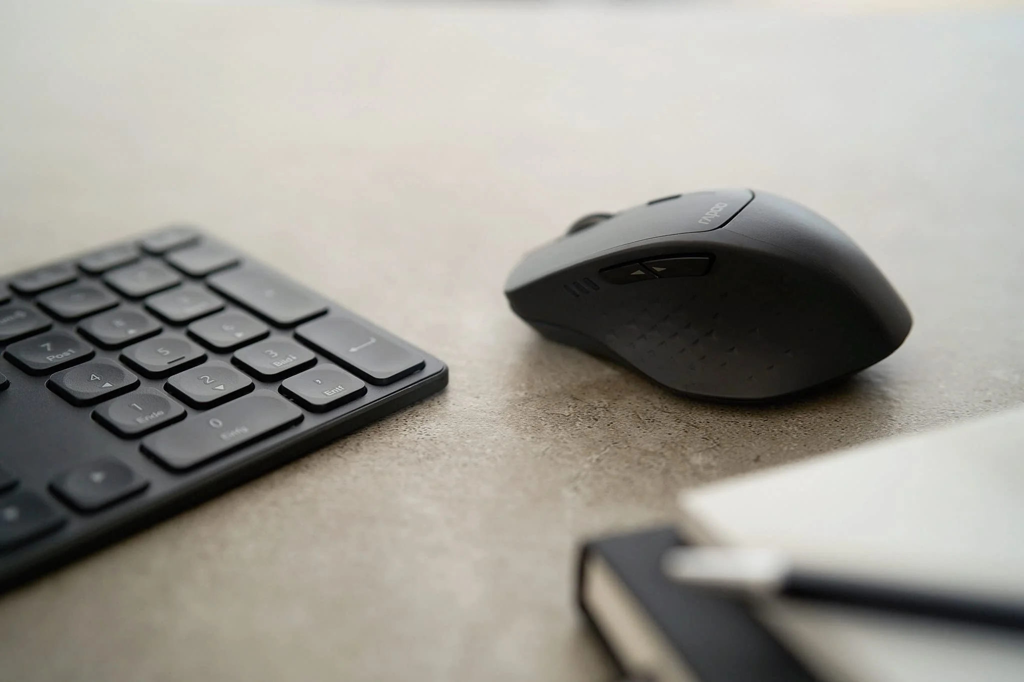 Rapoo 9800M kabelloses Tastatur-Maus Set Wireless Deskset 1600 DPI Sensor wiederaufladbarer Akku flaches Aluminium Design DE-Layout QWERTZ PC & Mac - dark grey