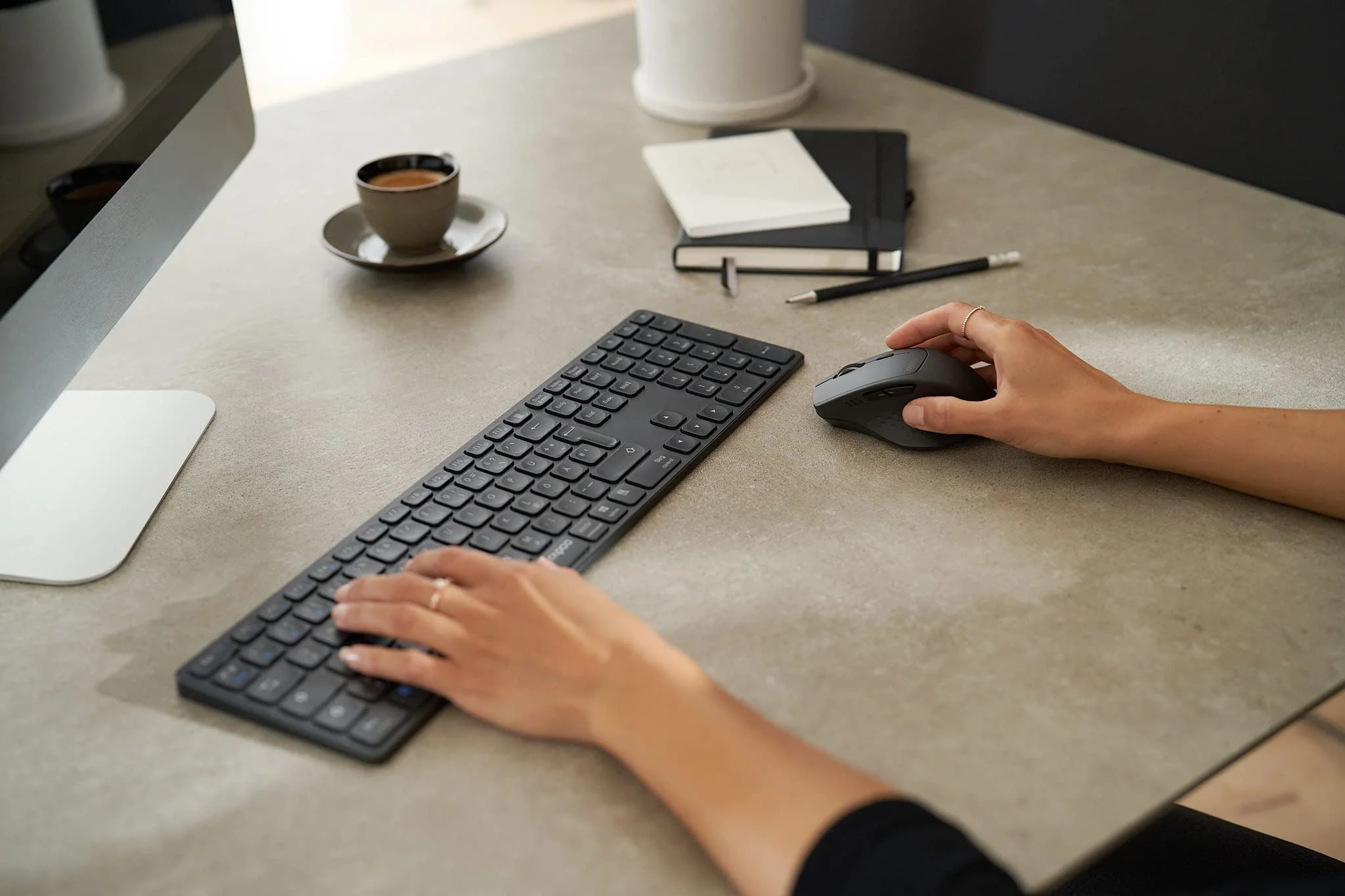 Rapoo 9800M kabelloses Tastatur-Maus Set Wireless Deskset 1600 DPI Sensor wiederaufladbarer Akku flaches Aluminium Design DE-Layout QWERTZ PC & Mac - dark grey - Image 4