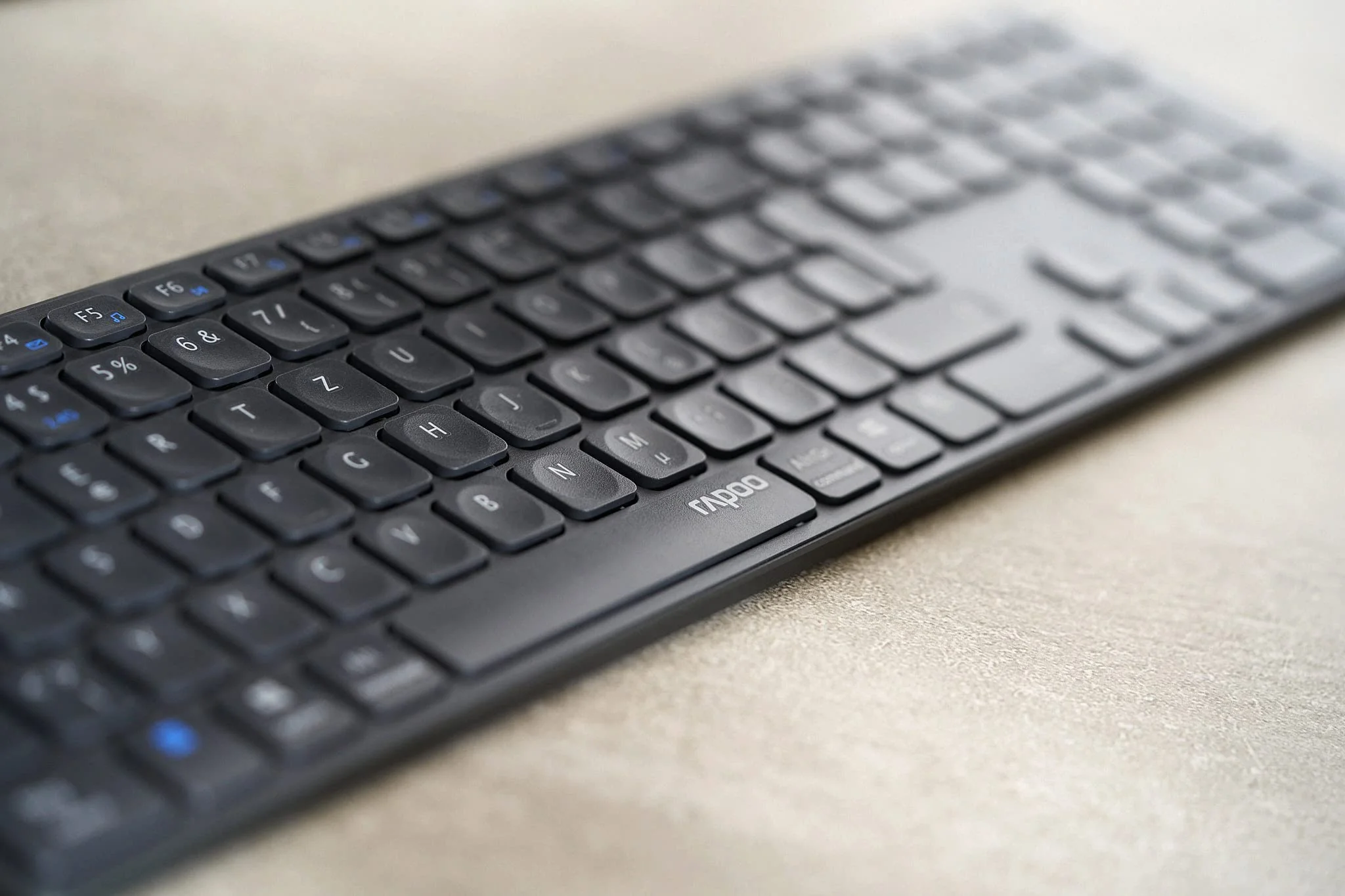 Rapoo 9800M kabelloses Tastatur-Maus Set Wireless Deskset 1600 DPI Sensor wiederaufladbarer Akku flaches Aluminium Design DE-Layout QWERTZ PC & Mac - dark grey - Image 9