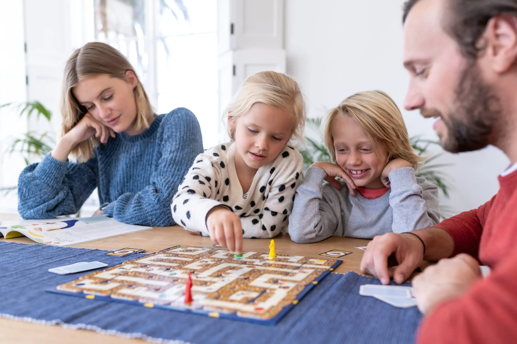 Ravensburger Kinderspiel 20847 - Junior Labyrinth - Familienklassiker für die Kleinen, Spiel für Kinder ab 4 Jahren - Gesellschaftspiel geeignet für 2-4 Spieler, Junior-Ausgabe - Image 5