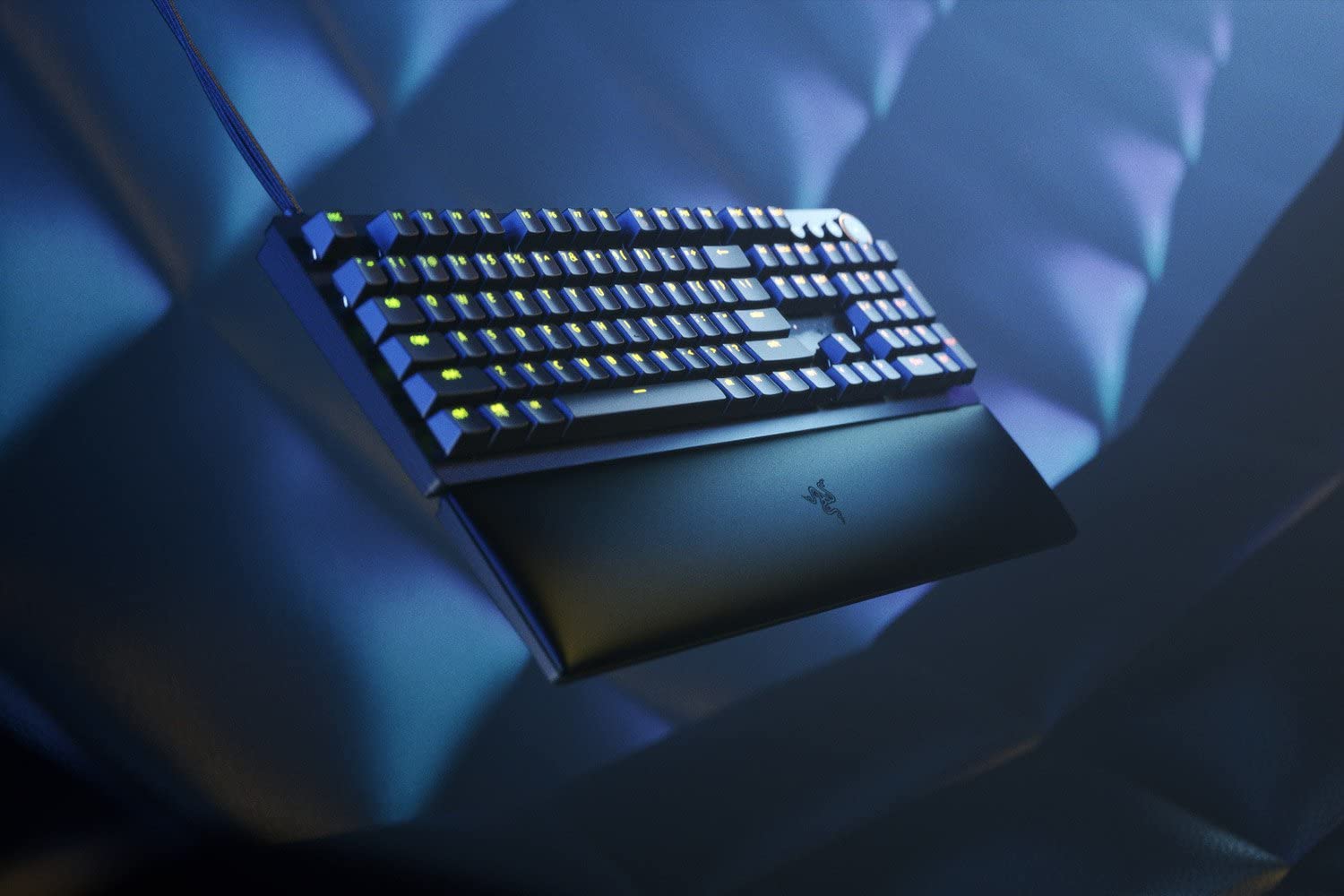 Razer Huntsman V2 (Purple Switch) - Praktisch latenzfreie optische Gaming-Tastatur (Handballenauflage, 4 Medientasten, Doubleshot PBT-Tastenkappen) QWERTZ DE-Layout | Schwarz - Image 7
