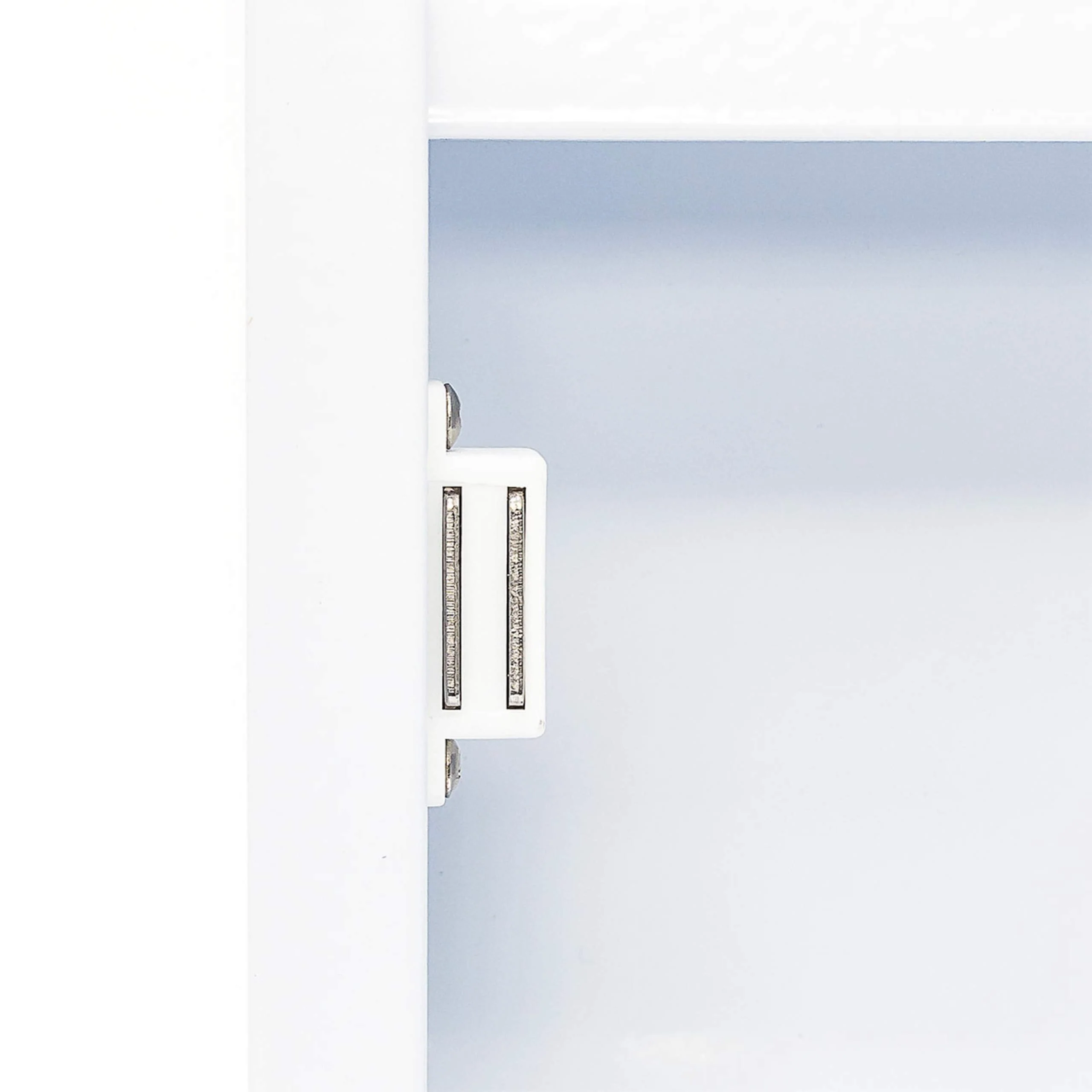 Relaxdays Medizinschrank EMERGENCY XXL Medikamentenschrank Metall und Glas Apothekerschrank fürs Bad HxBxT 57 x 27 x 12 cm mit magnetischer Glas-Tür 4 Ablagen für Medikamente und Verbandszeug, weiß - Image 2