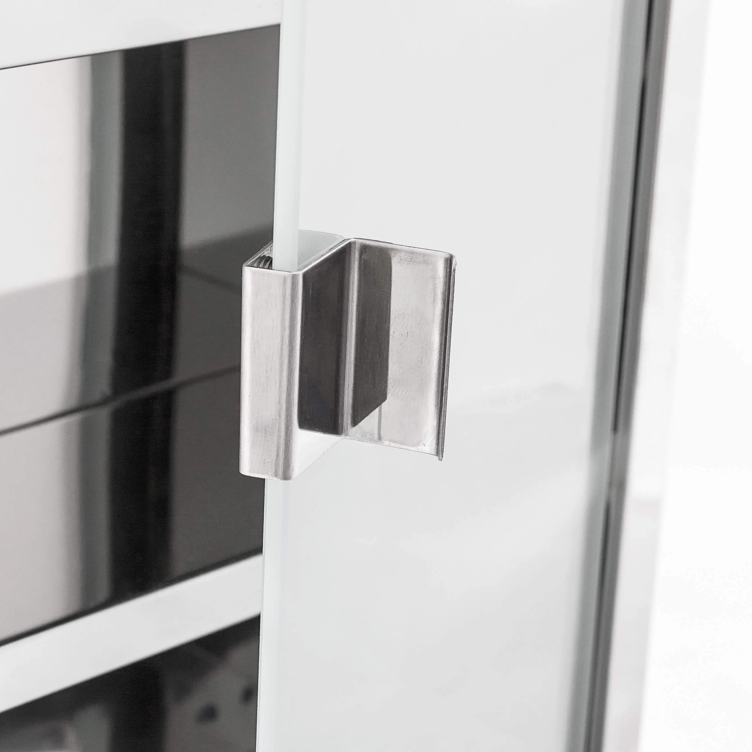 Relaxdays Medizinschrank groß H x B x T: 57 x 27 x 12 cm Apothekerschrank mit 4 Ablagen Arzneischrank Medikamentenschrank für Erste Hilfe aus glänzendem Metall mit Milchglas Tür abschließbar, silber