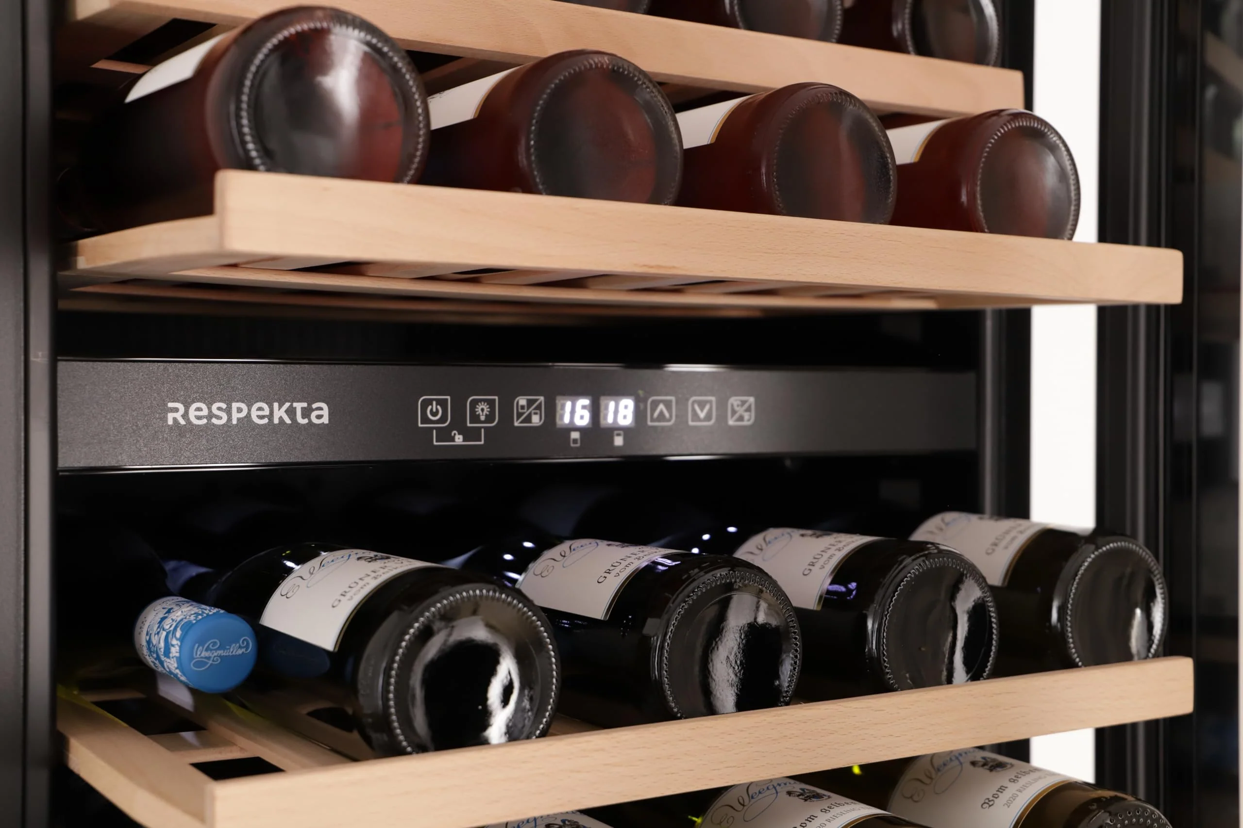 Respekta Einbau-Weinkühlschrank für 57 Standardflaschen / 143 L Nutzinhalt / 2 Temperaturzonen, je 5°-22°C/Touch Control/LED Leuchte/Wechselbarer Türanschlag/Max. 38 dB/WKSE 57-19 - Image 12