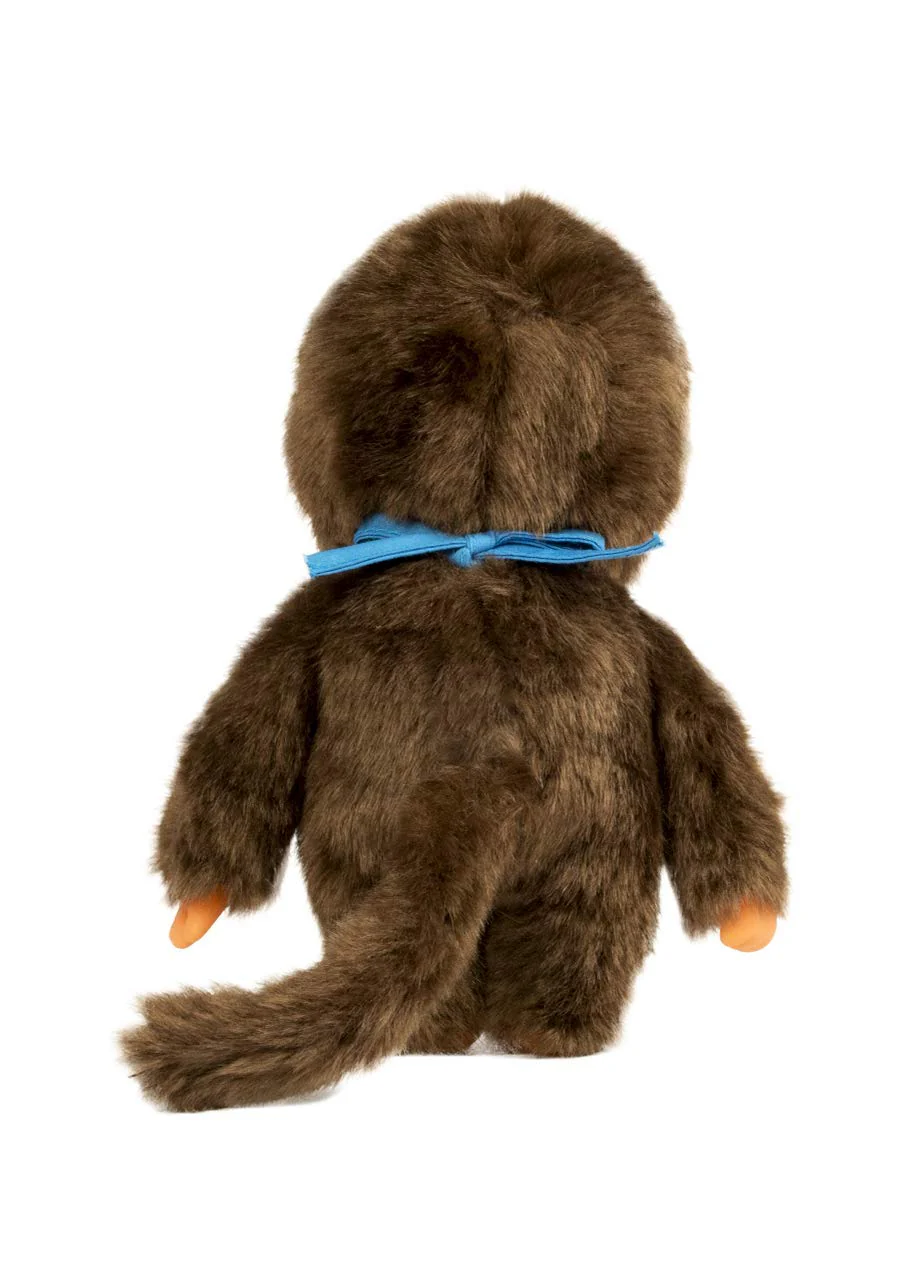 Sekiguchi 255040 - Original Monchhichi Junge, Plüschtier mit blauem Lätzchen und Zöpfen mit Schleifen, ca. 20 cm großes Kuscheltier aus braunem Plüsch, Braun - Image 5