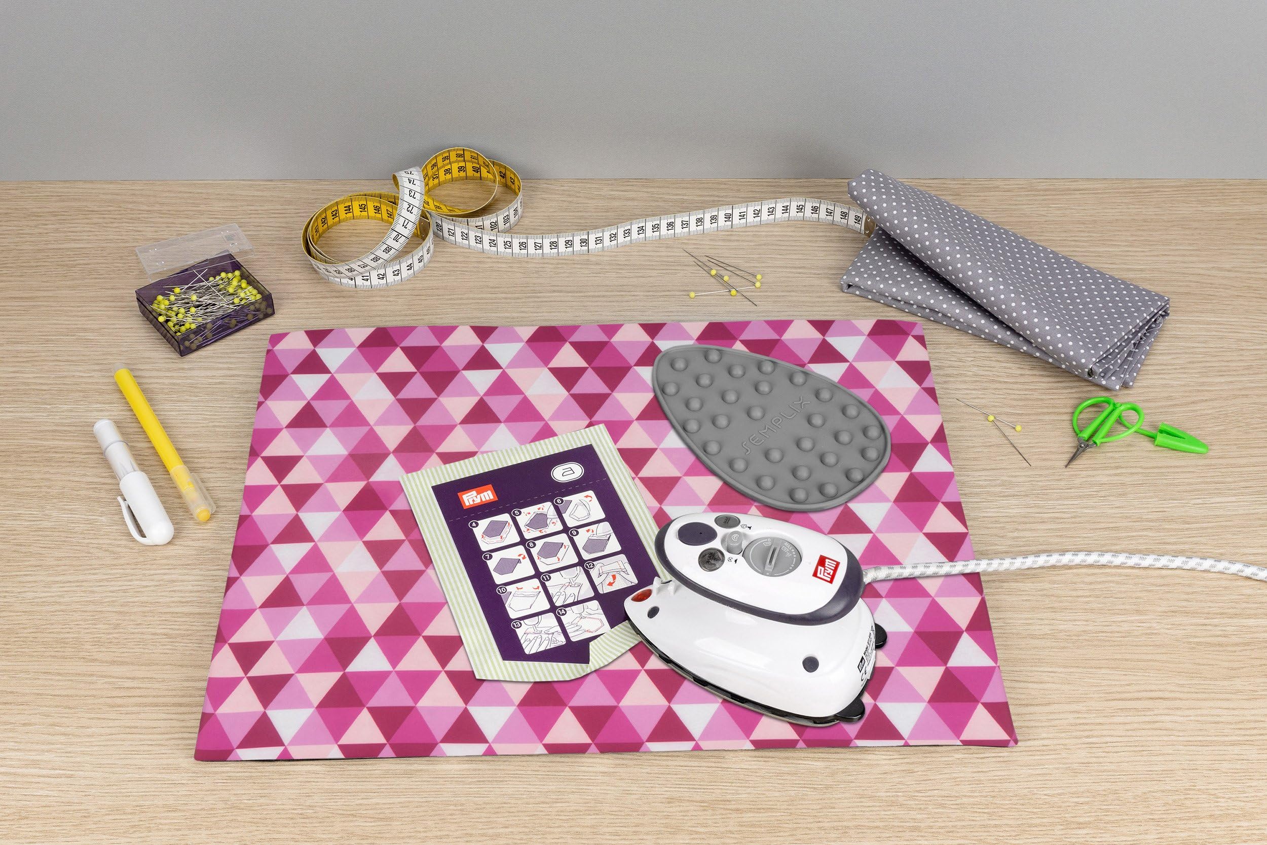 SEMPLIX Bügel Set – Bügelunterlage mit rutschhemmender Rückseite 30 x 40 cm/Mini Bügeleisenablage 10,5 x 15,5 cm/Minibügeleisen von Prym (Beere/rosa) - Image 2