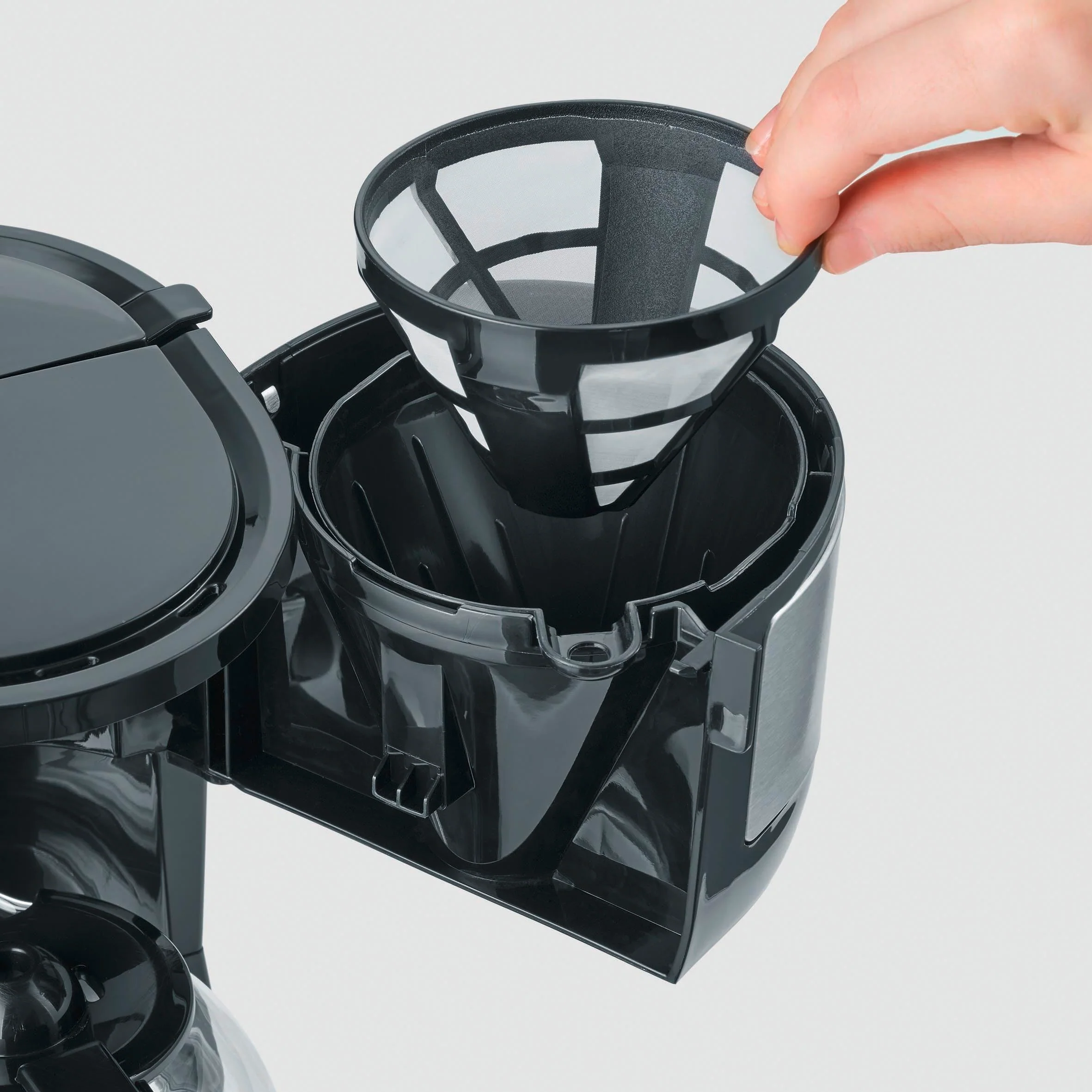 SEVERIN Kompakt Kaffeemaschine, aromatischer Kaffee mit dem Kaffeebereiter für bis zu 4 Tassen, Filterkaffeemaschine mit Permanent-Schwenkfilter, Edelstahl/schwarz, KA 4808 - Image 4
