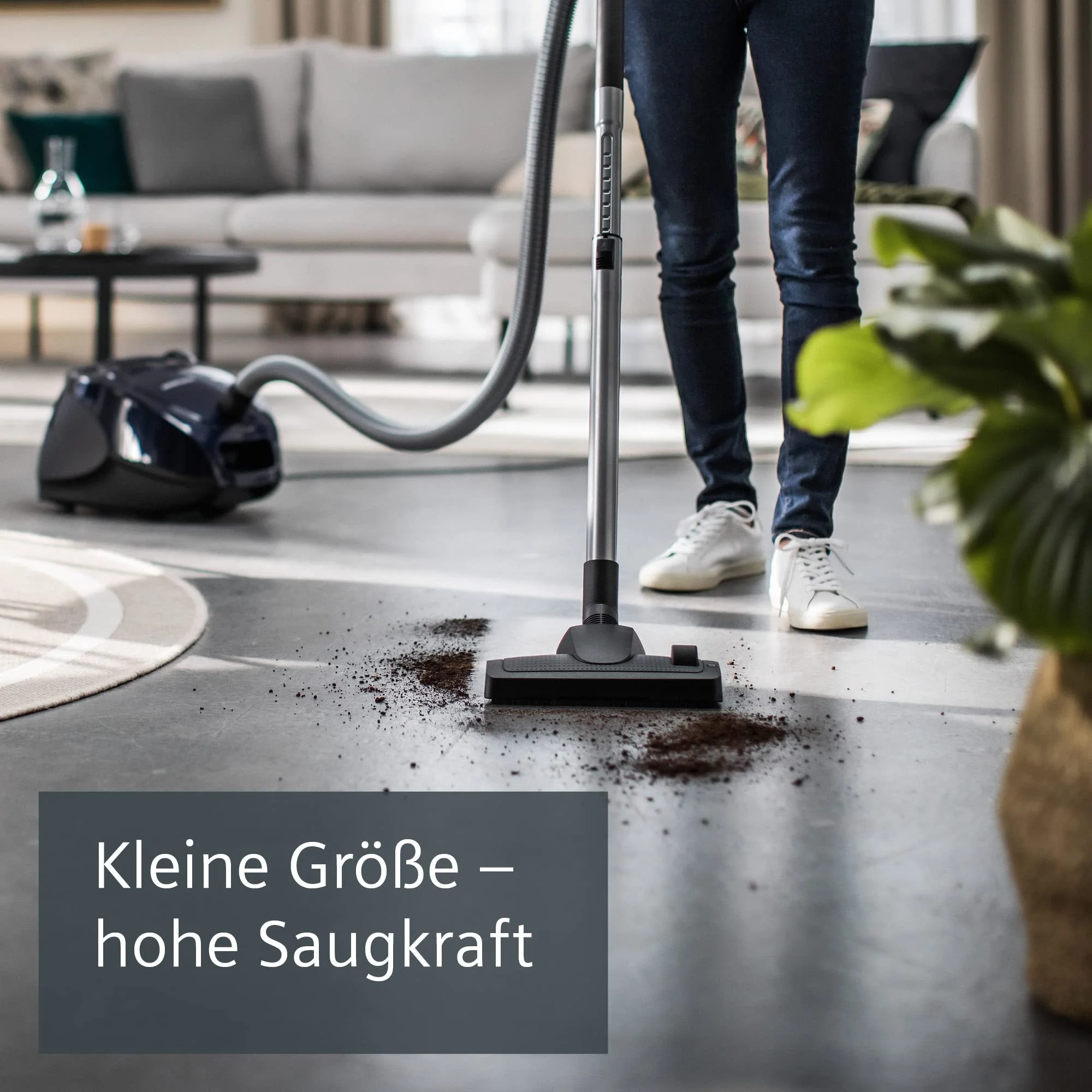 Siemens Staubsauger mit Beutel synchropower VS06B1110, Bodenstaubsauger, Hygiene-Filter, Bodendüse für Hartboden und Teppich, starke Saugleistung, langes Kabel, Fugendüse, 700 W, blau