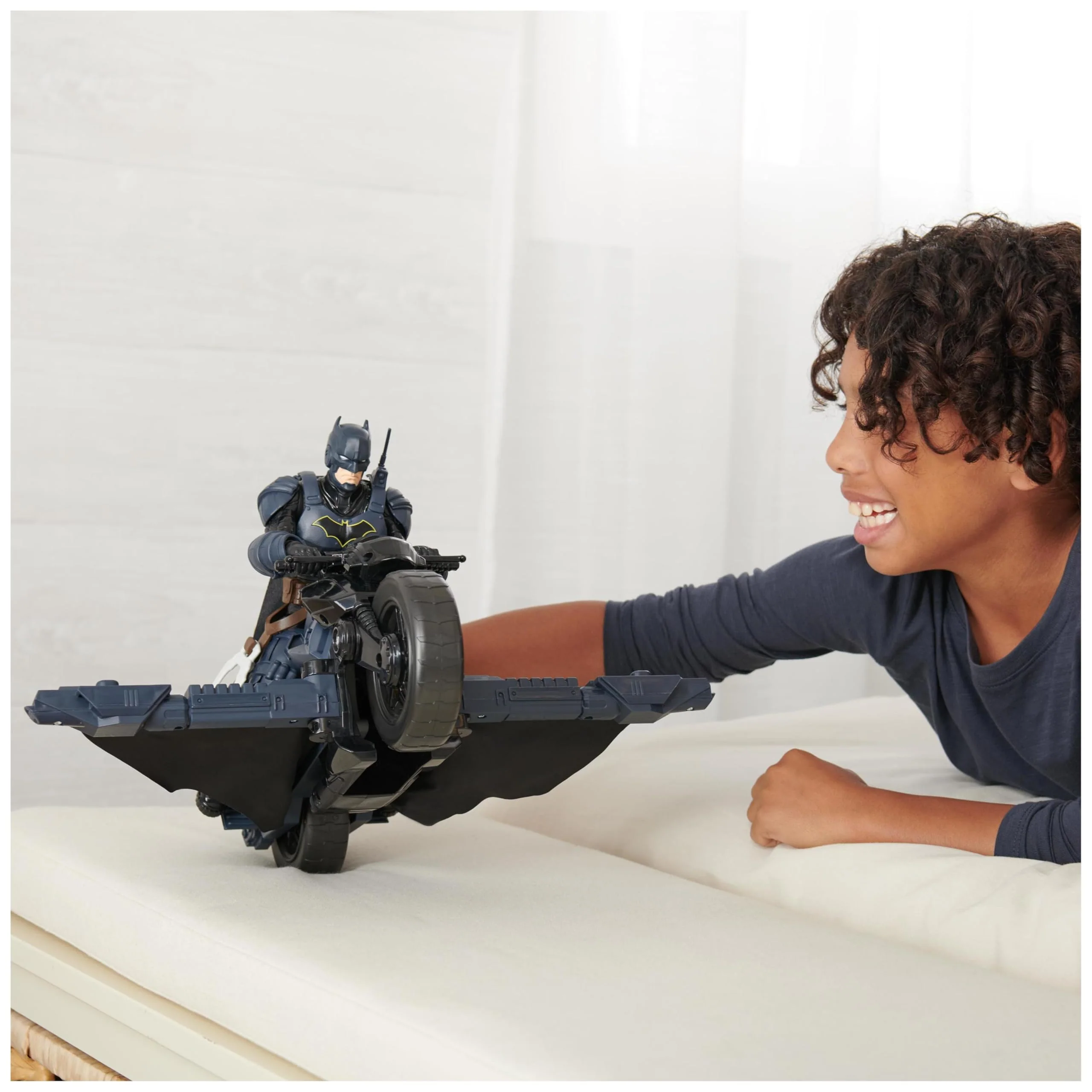 Spin Master Batman Adventures Batcycle - transformierendes 2-in-1 Fahrzeug Motorrad und Gleiter, kompatibel mit 30 cm Batman Action-Figuren, Spielzeug für Kinder ab 4 Jahren - Image 6