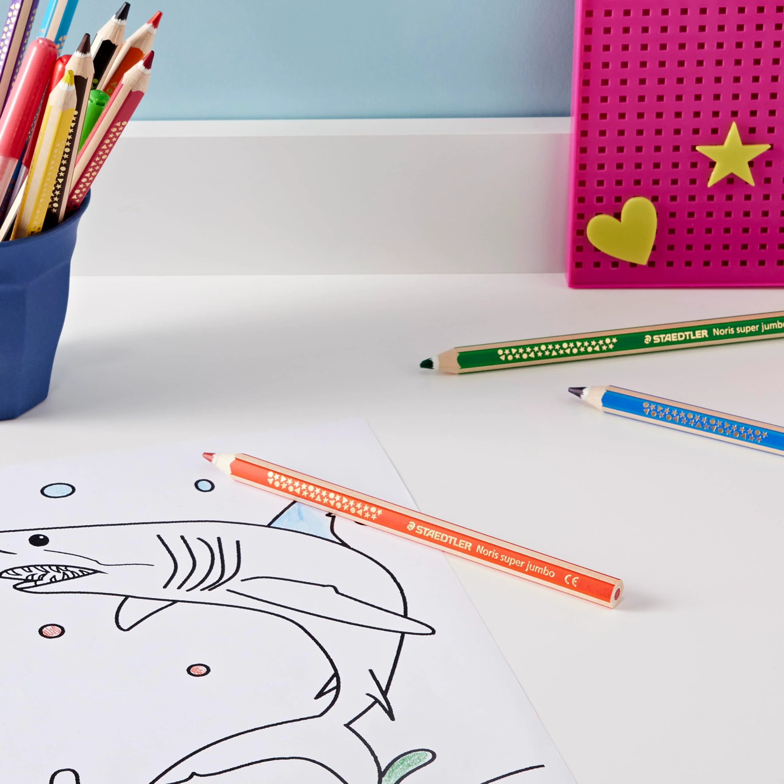 STAEDTLER Buntstift Noris super jumbo, erhöhte Bruchfestigkeit, Sechskantform, ABS-System, attraktive Sternchenprägung, Set mit 12 brillanten Farben und einem Spitzer, 129 NC12P1, 12 Stück (1er Pack) - Image 7