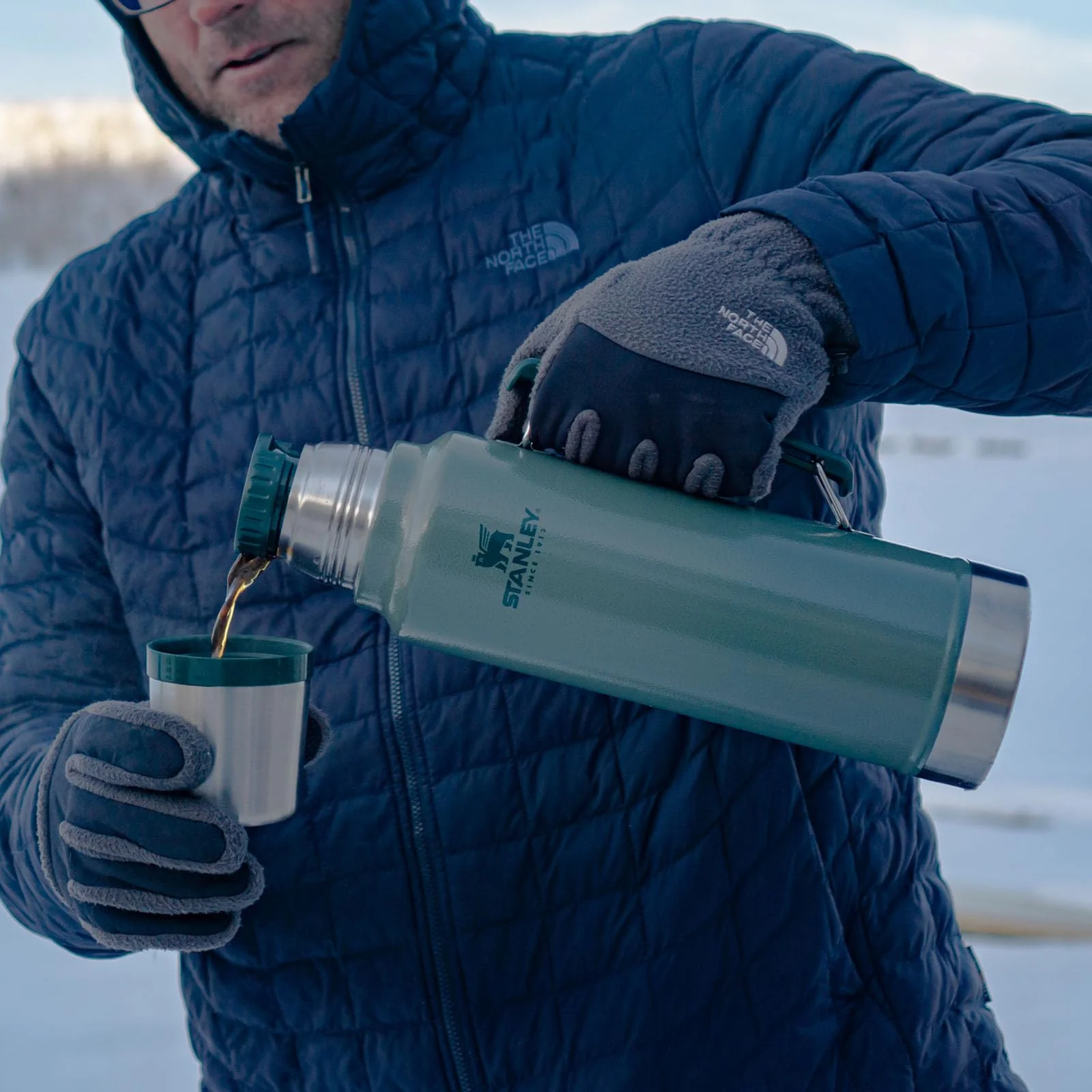 Stanley Classic Legendary Thermosflasche 1L - Thermos Hält 24 Stunden Heiß oder Kalt - Edelstahl Thermoskanne - BPA-Frei - Spülmaschinenfest - Bottomland - Image 2