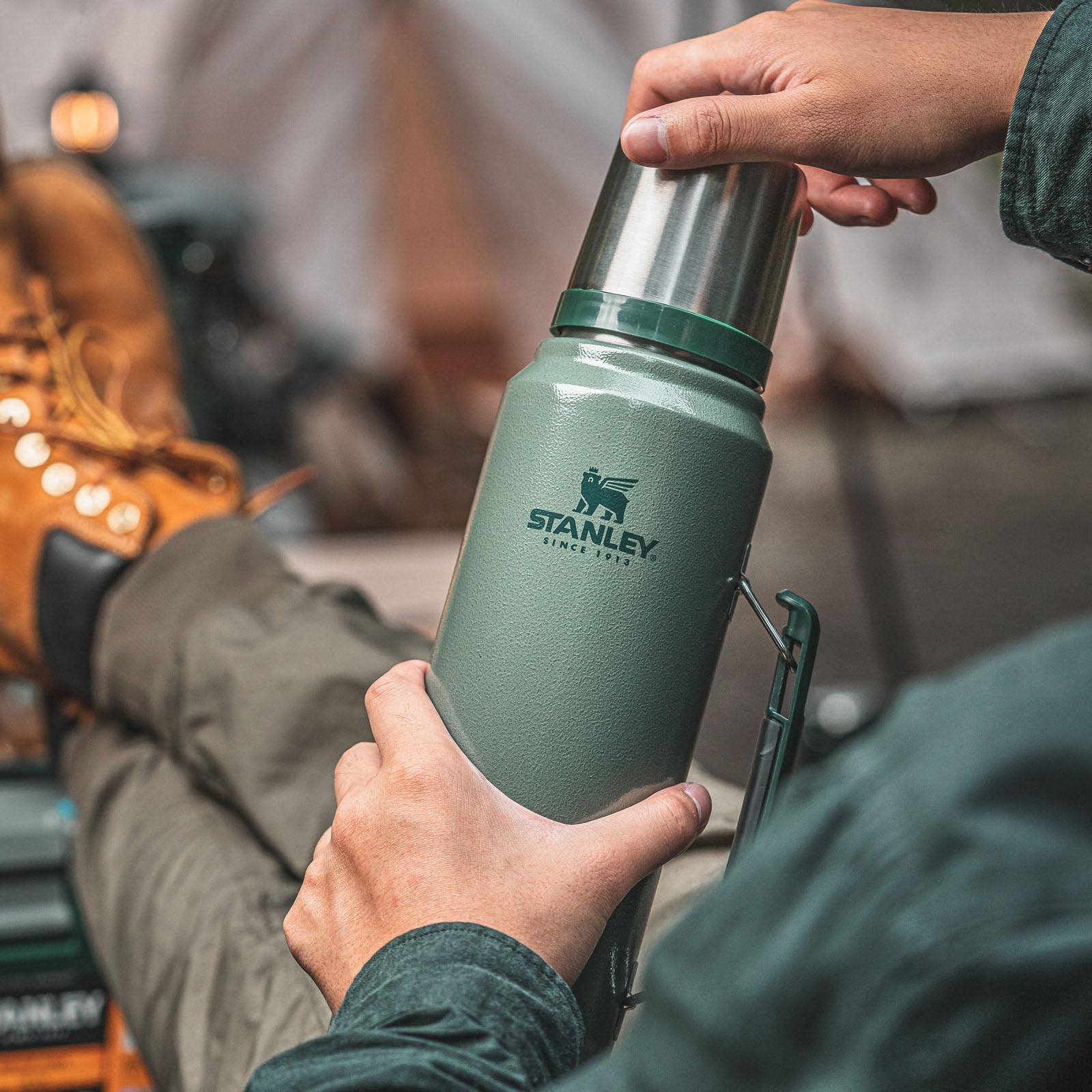 Stanley Classic Legendary Thermosflasche 1L - Thermos Hält 24 Stunden Heiß oder Kalt - Edelstahl Thermoskanne - BPA-Frei - Spülmaschinenfest - Bottomland - Image 4