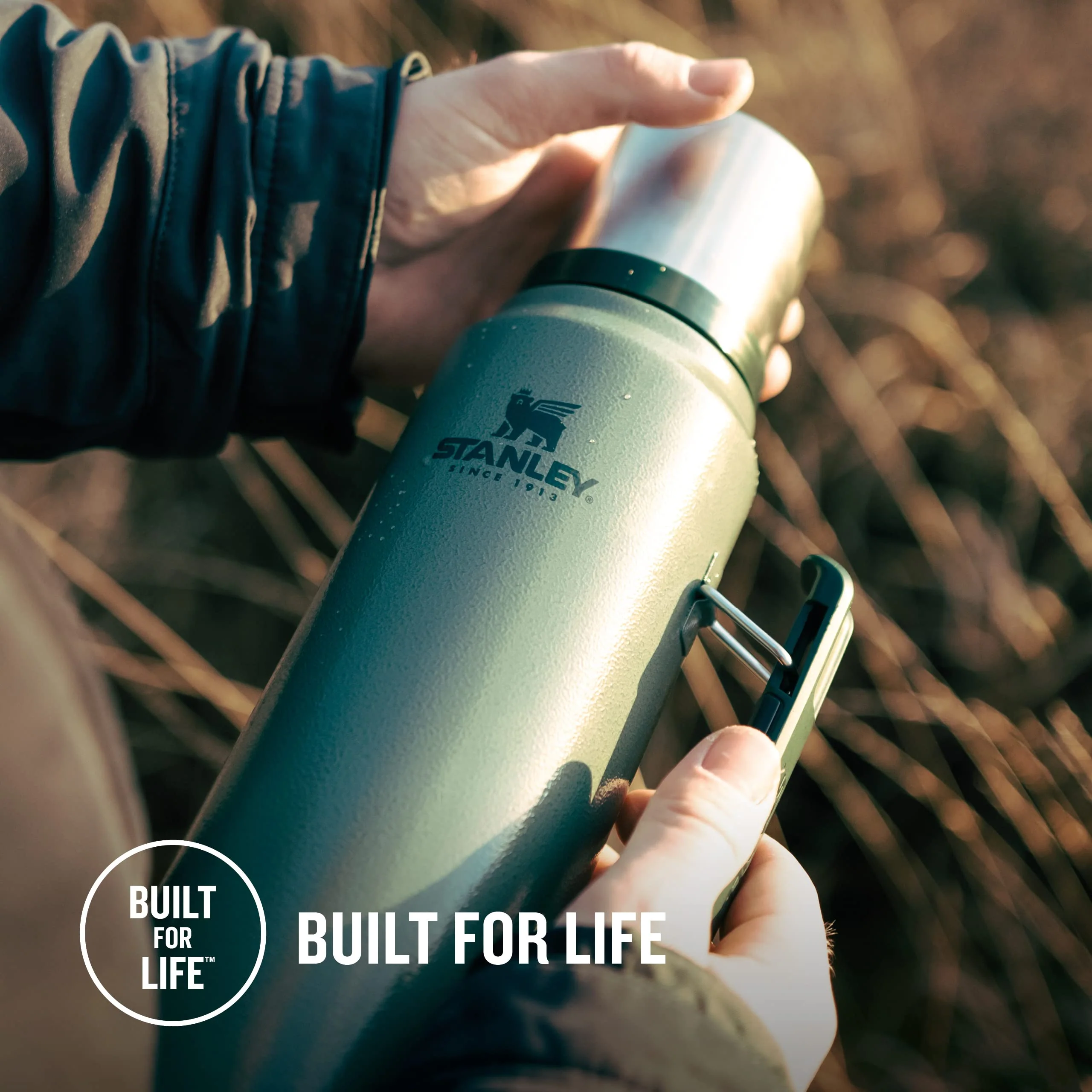 Stanley Classic Legendary Thermosflasche 1L - Thermos Hält 24 Stunden Heiß oder Kalt - Edelstahl Thermoskanne - BPA-Frei - Spülmaschinenfest - Hammertone Green - Image 4