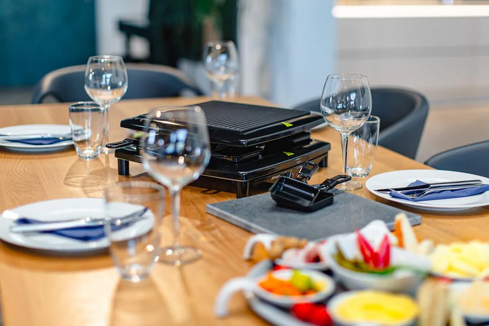 Steba Premium Raclette, PFAS frei, Made in Germany, für 8 Personen, Wendbare, emaillierte Gusseisen-Grillplatte, 1,7m Anschlusskabel, 1450 Watt, RC 3 Plus - Image 3