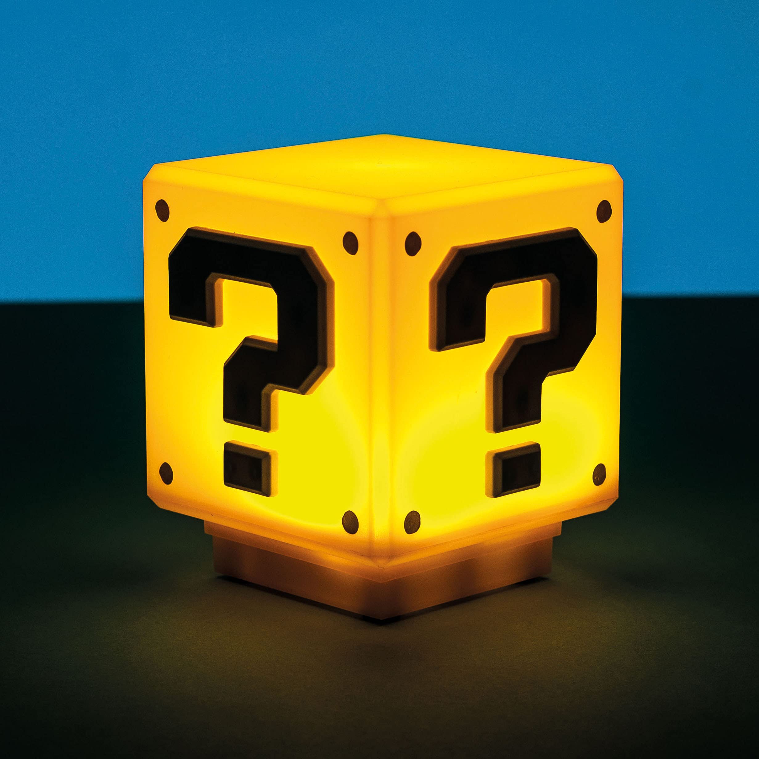 Super Mario Mini Fragezeichenblock-Licht - Offiziell lizenziertes Super Mario Bros.-Merchandise, Schlafzimmer- oder Gaming-Raum-Deko, Retro-Gamer-Geschenk, Batteriebetrieben - Image 3