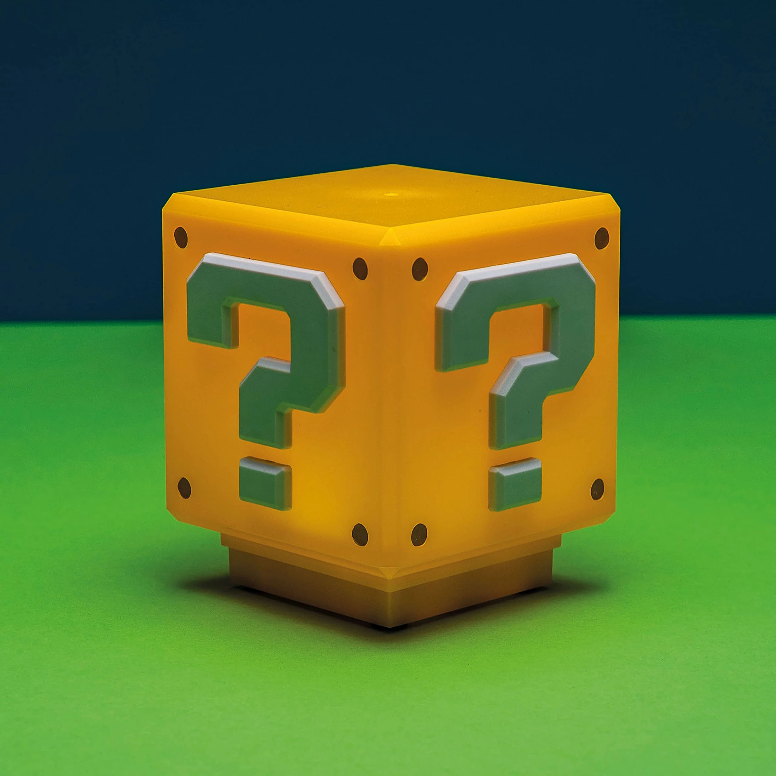 Super Mario Mini Fragezeichenblock-Licht - Offiziell lizenziertes Super Mario Bros.-Merchandise, Schlafzimmer- oder Gaming-Raum-Deko, Retro-Gamer-Geschenk, Batteriebetrieben - Image 4