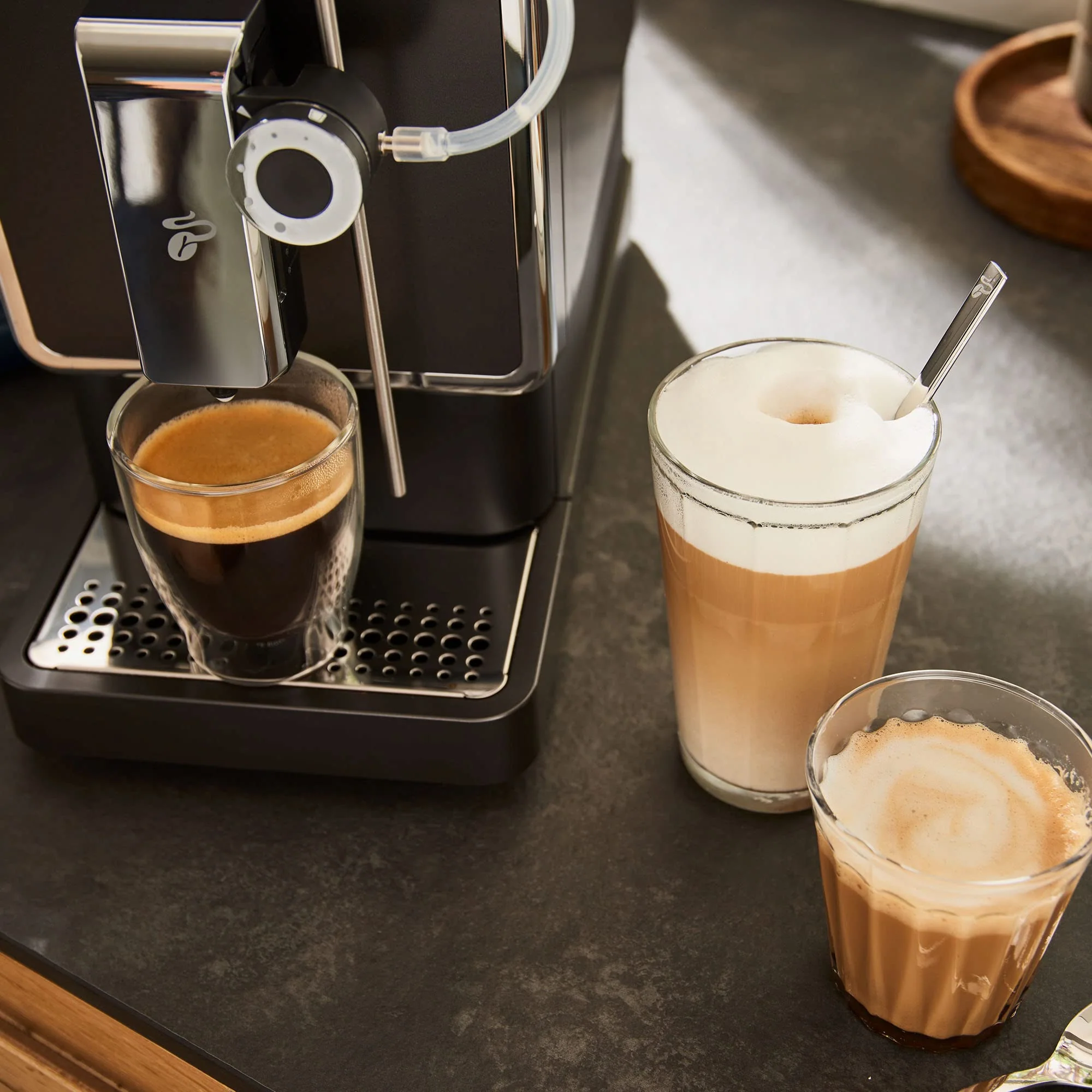 Tchibo Kaffeevollautomat Esperto Pro, inkl. passender Milchkaraffe aus Glas, perfekter Kaffeegenuss für Caffè Crema, Espresso und Milchspezialitäten, 600ml Milchbehälter, anthrazit - Image 3