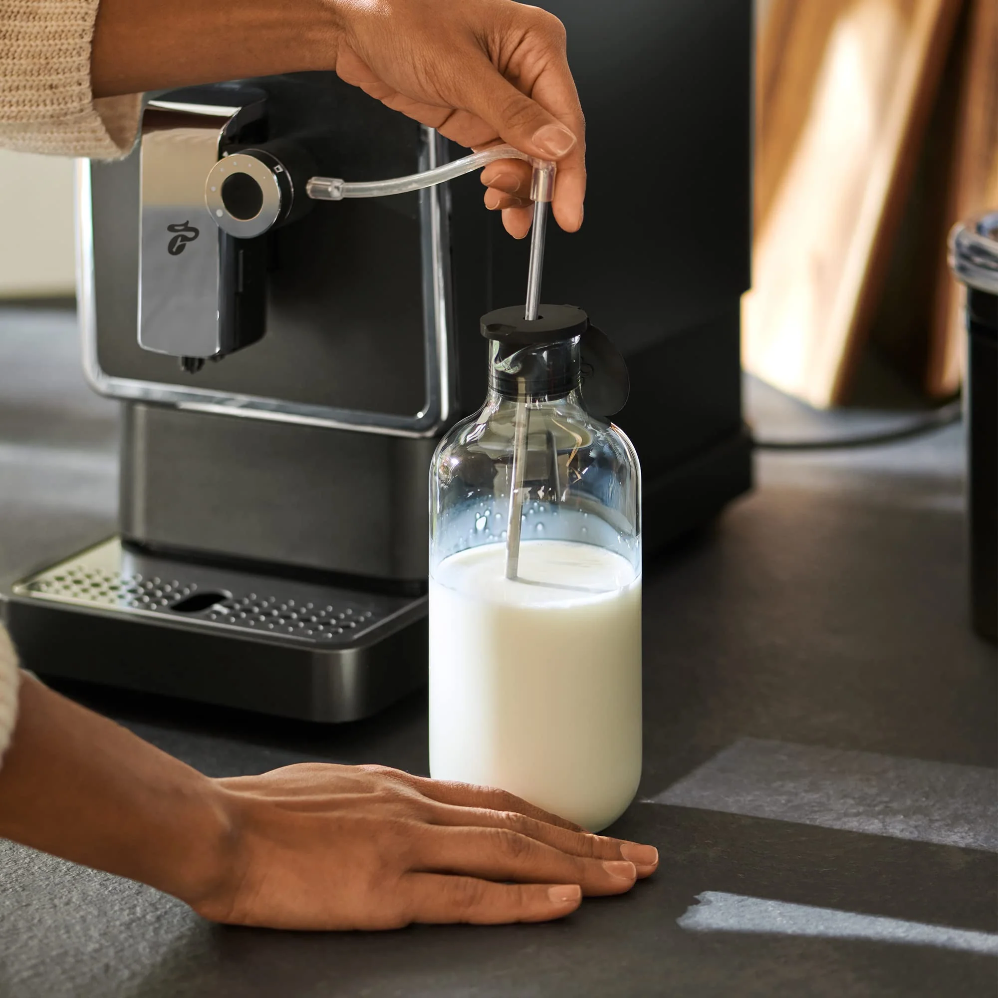 Tchibo Kaffeevollautomat Esperto Pro, inkl. passender Milchkaraffe aus Glas, perfekter Kaffeegenuss für Caffè Crema, Espresso und Milchspezialitäten, 600ml Milchbehälter, anthrazit - Image 4