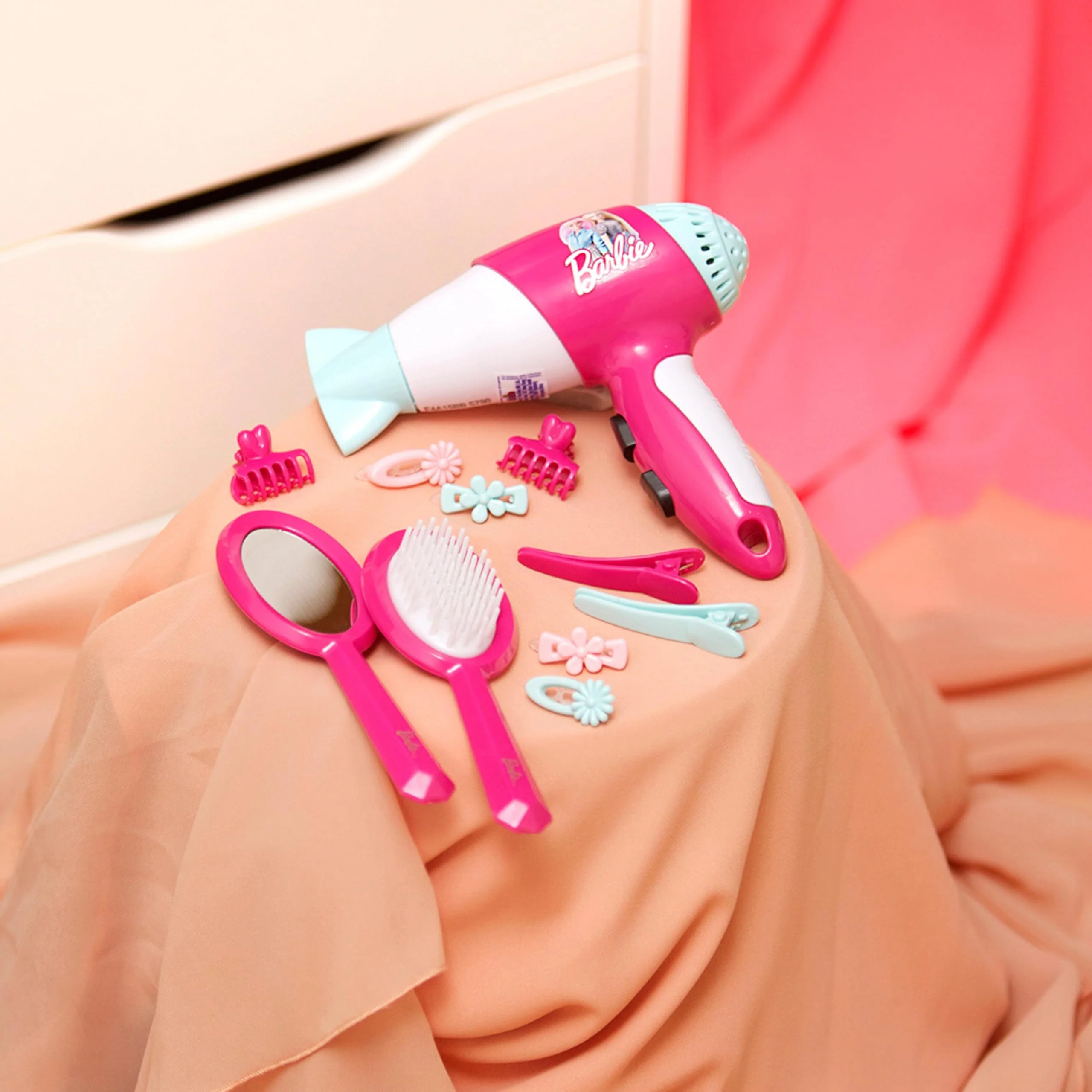 Theo Klein 5790 Barbie Frisier-Set I Zubehör und Accessoires im Barbie-Look I Inkl. Kinder-Föhn mit Kaltluftfunktion I Spielzeug für Kinder ab 3 Jahren - Image 7