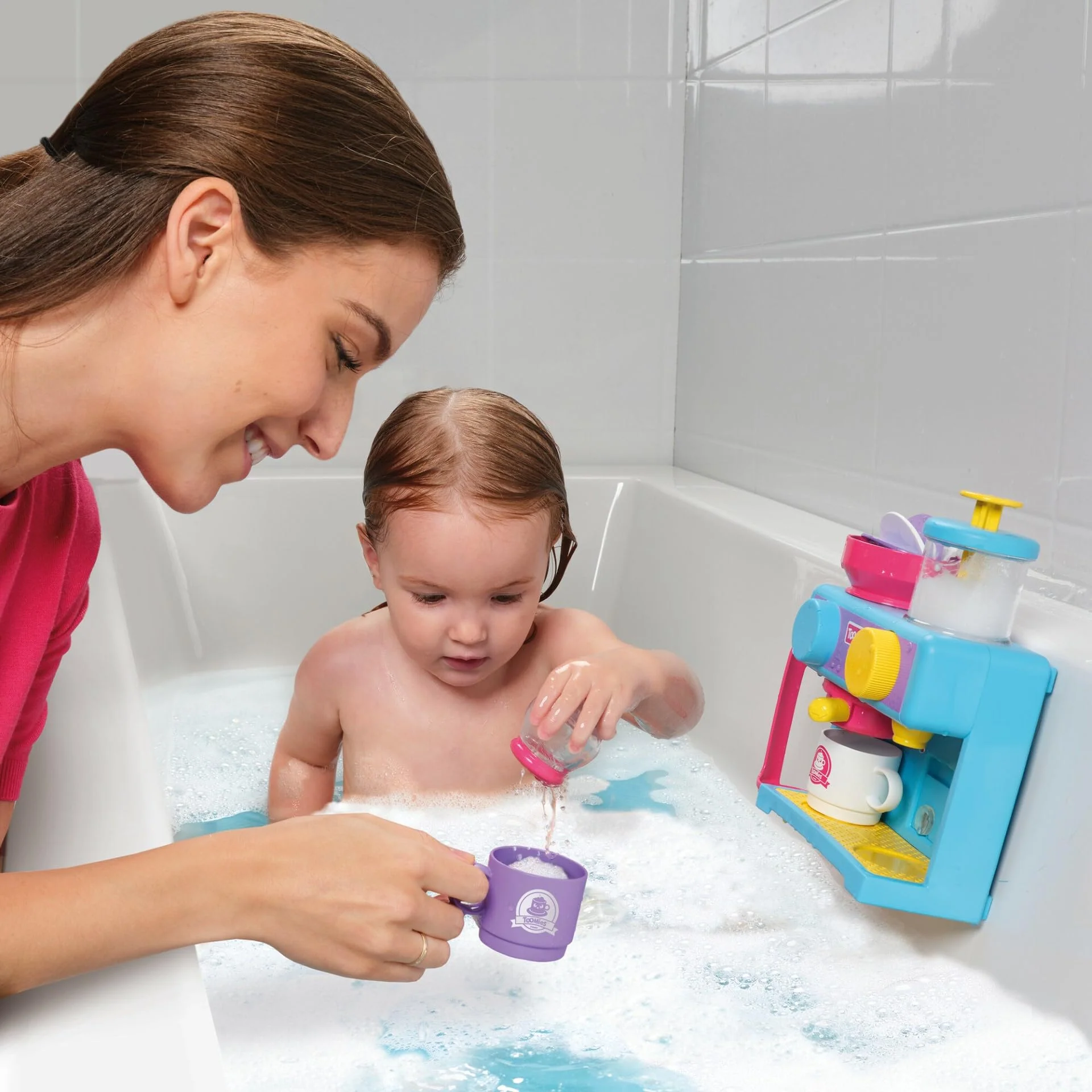Tomy Toomies Bade-Barista – Wandmontiertes Baby-Badespielzeug als Café & Schaumbad-Spielküche für Kleinkinder – Küchen-Set: 3 Tassen, 1 Krug, 1 Shaker – ab 18 Monaten für Mädchen & Jungen - Image 8