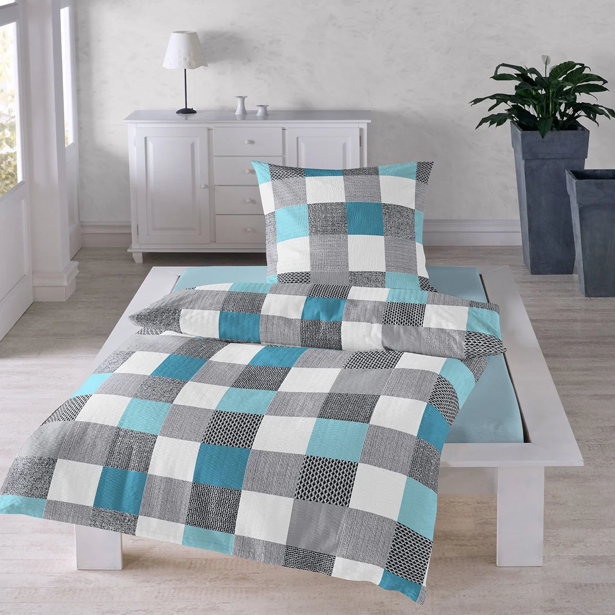 Traumschlaf Seersucker Bettwäsche Set • luftig leichte Sommerbettwäsche im Quadrate Design bügelfrei mit Reißverschluss • 135x200 cm + 80x80 cm - Image 3