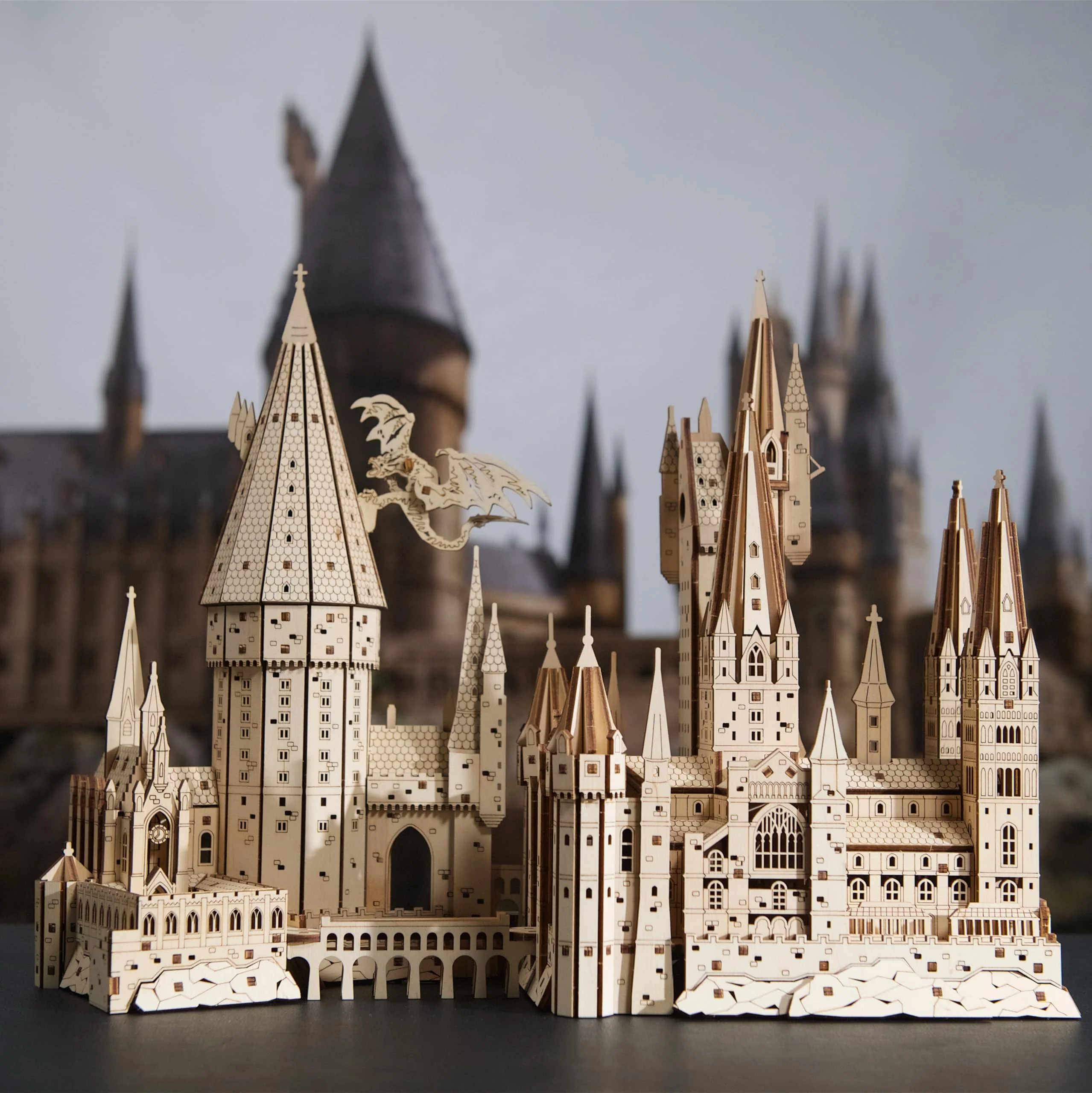 Ugears Hogwarts Castle 3D Puzzle - Holzpuzzle Harry Potter 3D Puzzle Schloss Modellbausatz Erwachsene - Zaubererschule Harry Potter Bausatz 3D Holzpuzzle Erwachsene Geburtstagsgeschenk - 340 Teile - Image 2