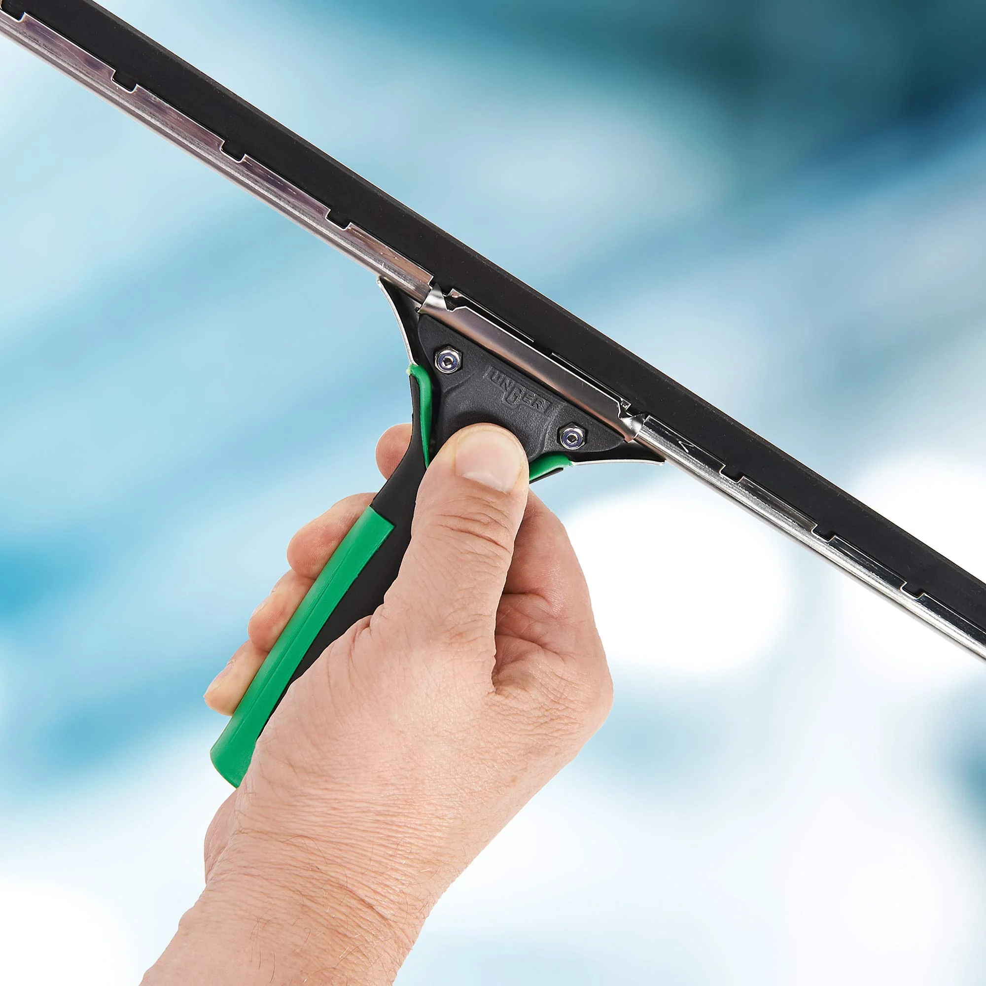 Unger ErgoTec 79001 Fensterabzieher, 45 cm, Gummi-Abziehklinge, Edelstahlkanal & Gummigriff – Fensterreinigungsausrüstung - Image 15