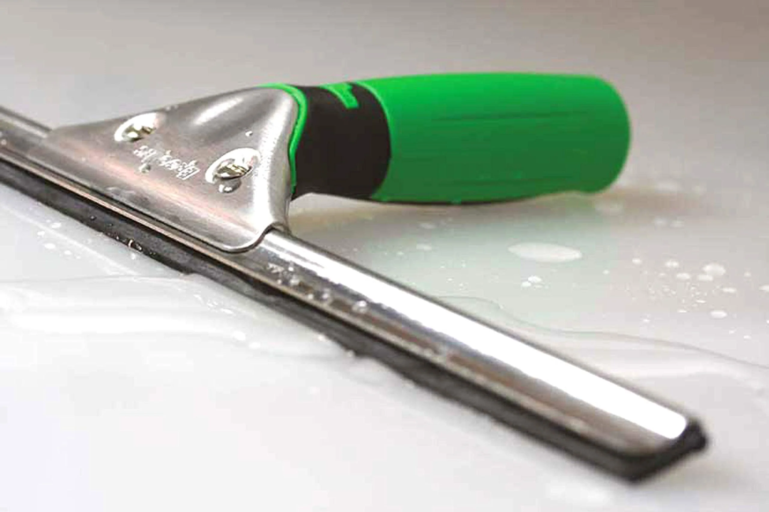Unger ErgoTec 79001 Fensterabzieher, 45 cm, Gummi-Abziehklinge, Edelstahlkanal & Gummigriff – Fensterreinigungsausrüstung - Image 4