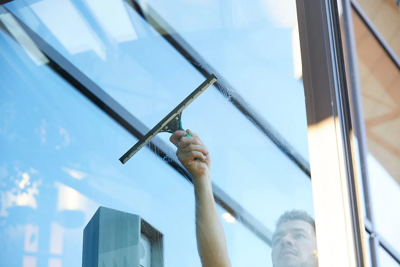 Unger ErgoTec 79001 Fensterabzieher, 45 cm, Gummi-Abziehklinge, Edelstahlkanal & Gummigriff – Fensterreinigungsausrüstung - Image 8