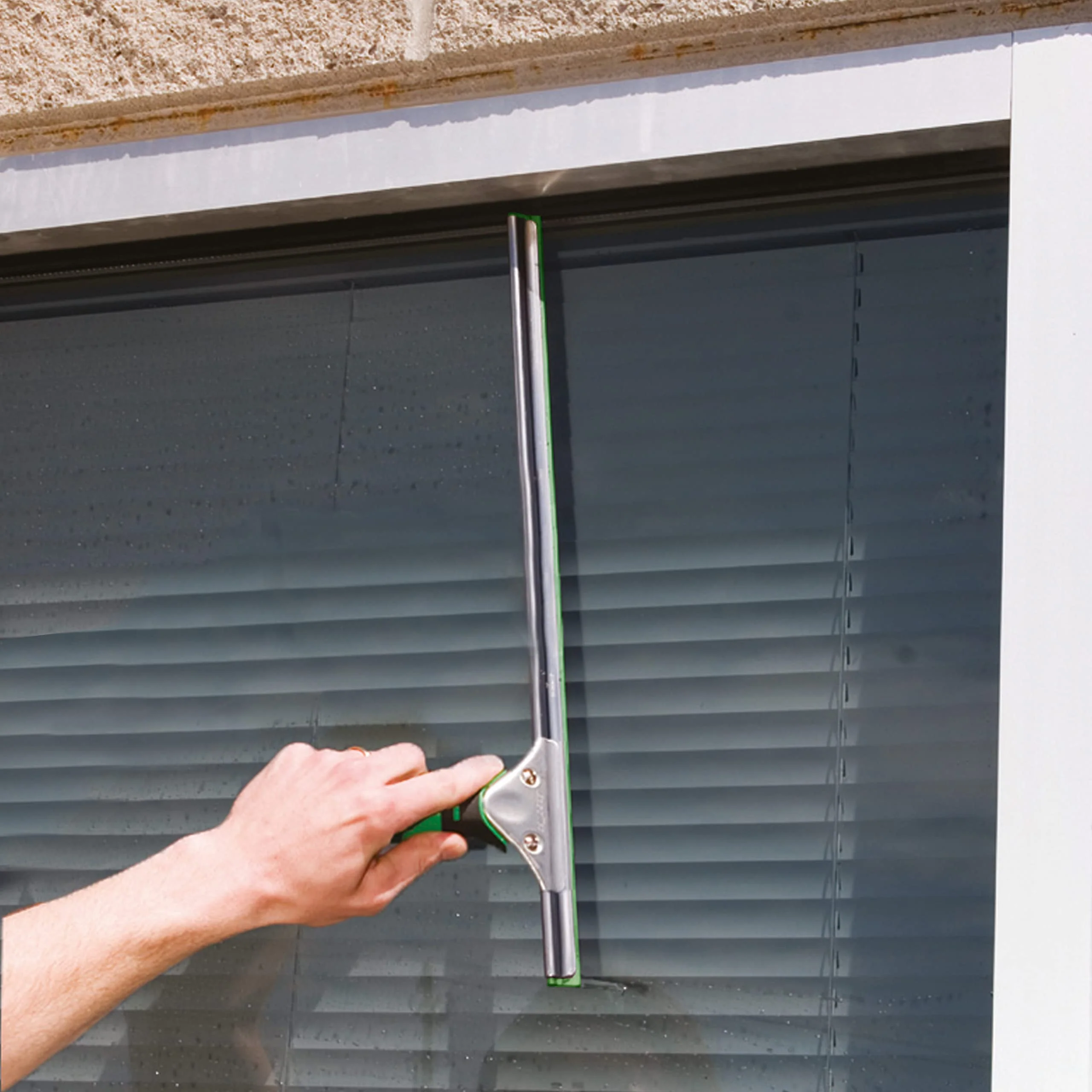 Unger ErgoTec Fensterwischer (Breite 35 cm, mit S-Schiene und grünem Wischergummi, streifenfreie Fenstereinigung) ES35G - Image 2