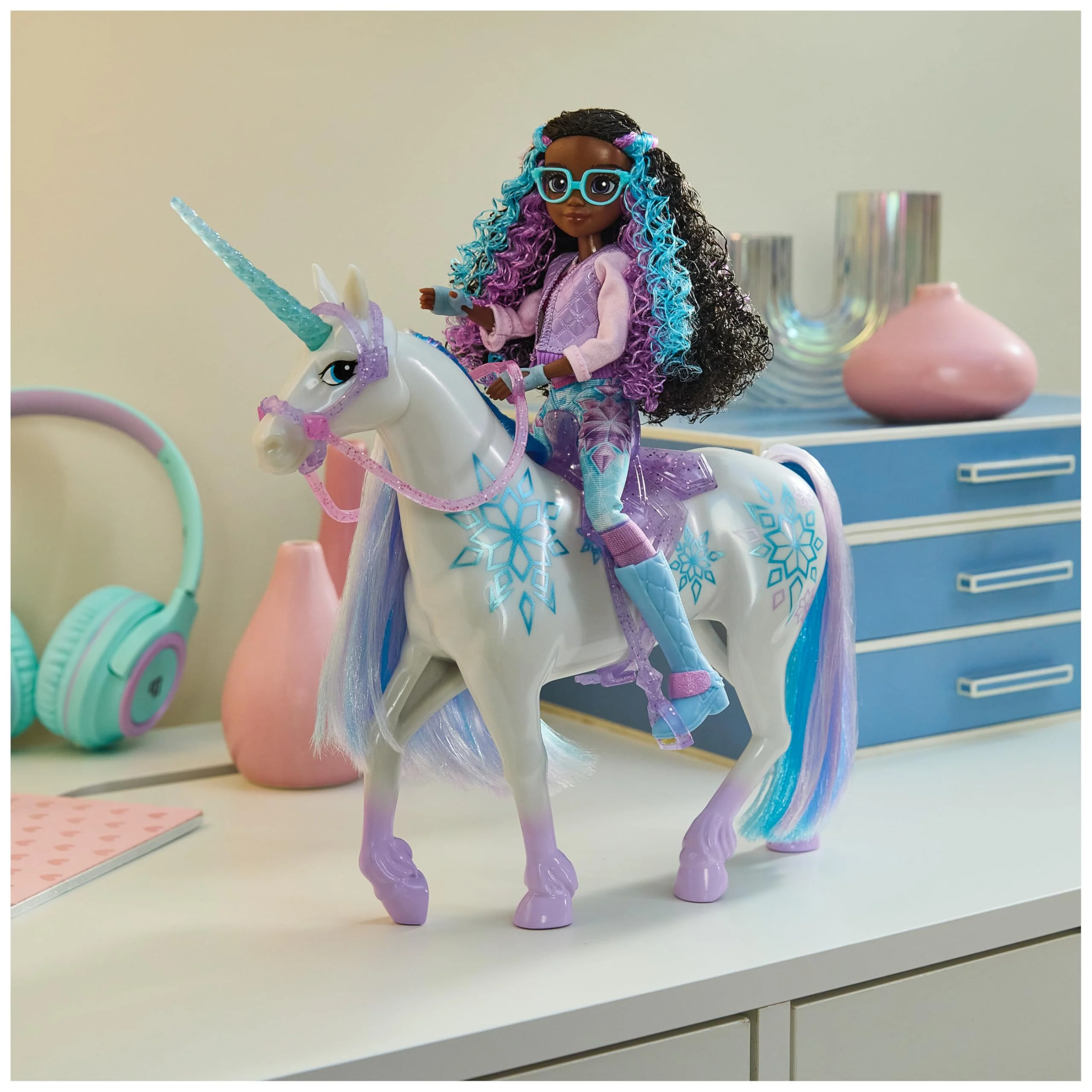 Unicorn Academy Einhorn Glacier - 28 cm groß, Original-Einhorn von Layla zur Netflix-Serie, mit echter Mähne und Schweif, abnehmbarem Zaumzeug und Sattel sowie Bürste, für Kinder ab 4 Jahren - Image 2