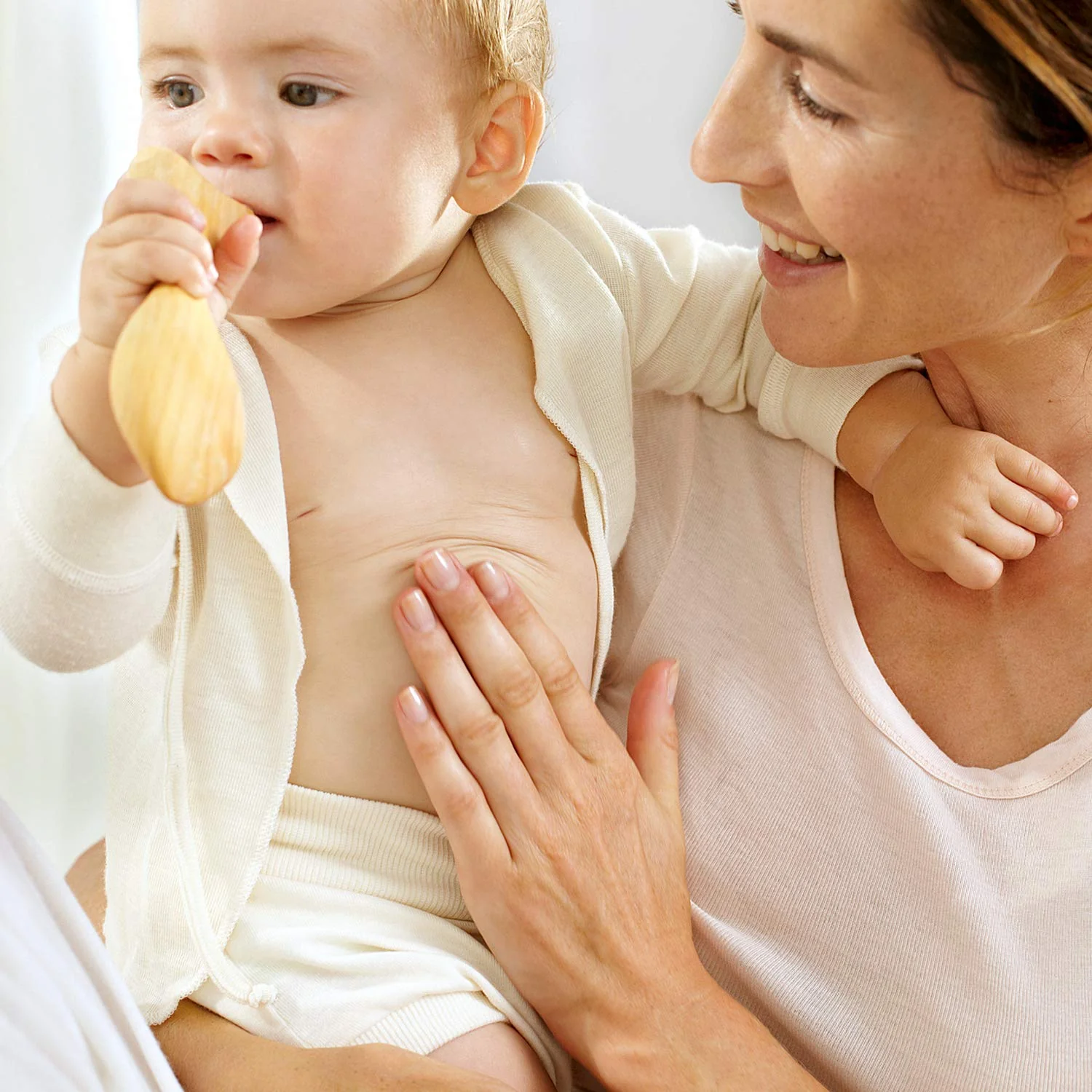 WELEDA Bio Baby Calendula Pflegeöl parfümfrei - veganes Naturkosmetik Babyöl mit Sesamöl zur Pflege & Massage von Babys. Körperöl zum Schutz vor Hautreizungen, Wundwerden & trockener Haut (1x200ml) - Image 7
