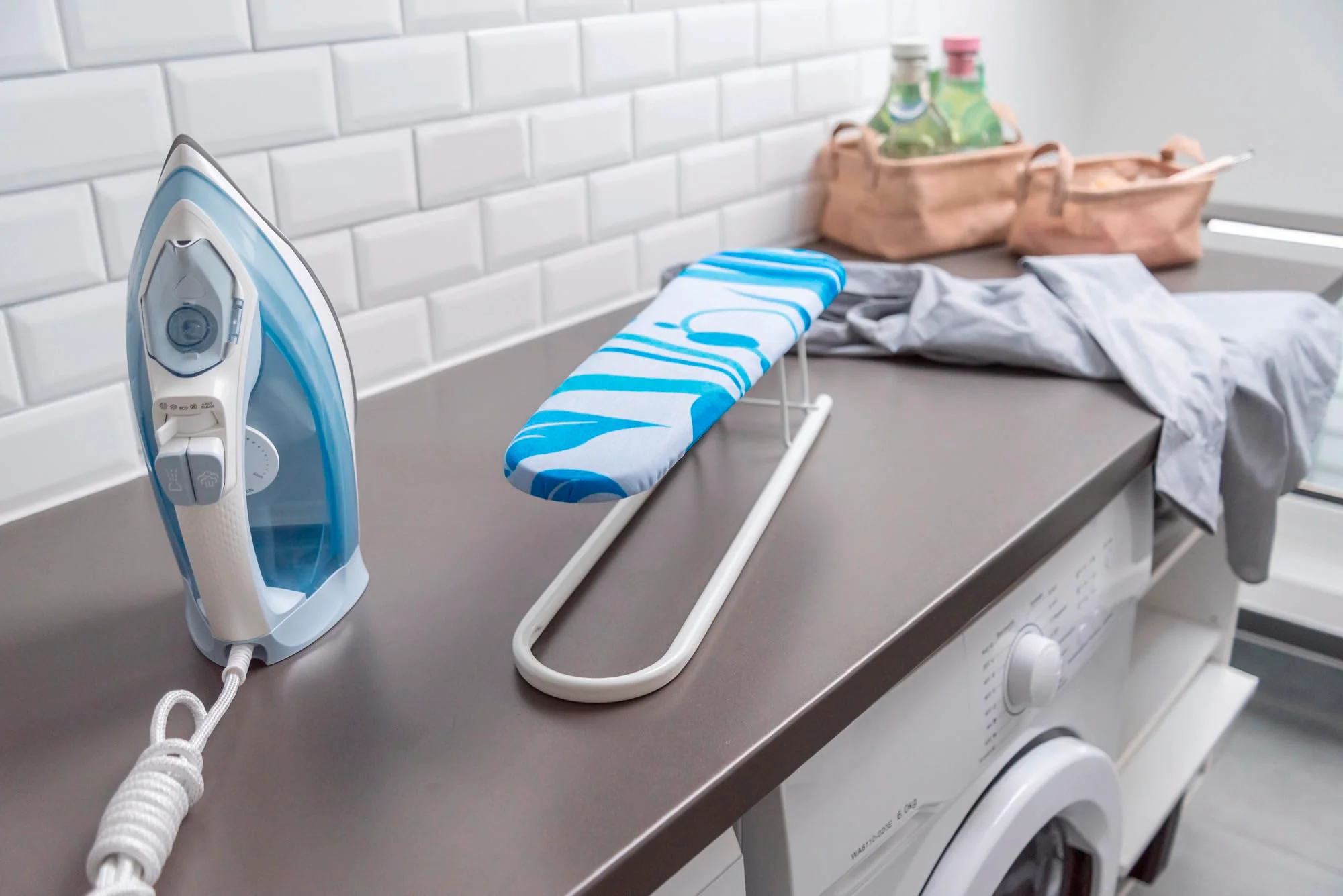 WENKO Ärmelbügelbrett, zusätzliches Bügelbrett mit Dekorbezug für Hemden & Hosenbeine, knitterfreier Bezug für Komfortables Bügeln aus 100% Baumwolle, praktische Bügelhilfe, 52 x 12 cm, Blau - Image 16