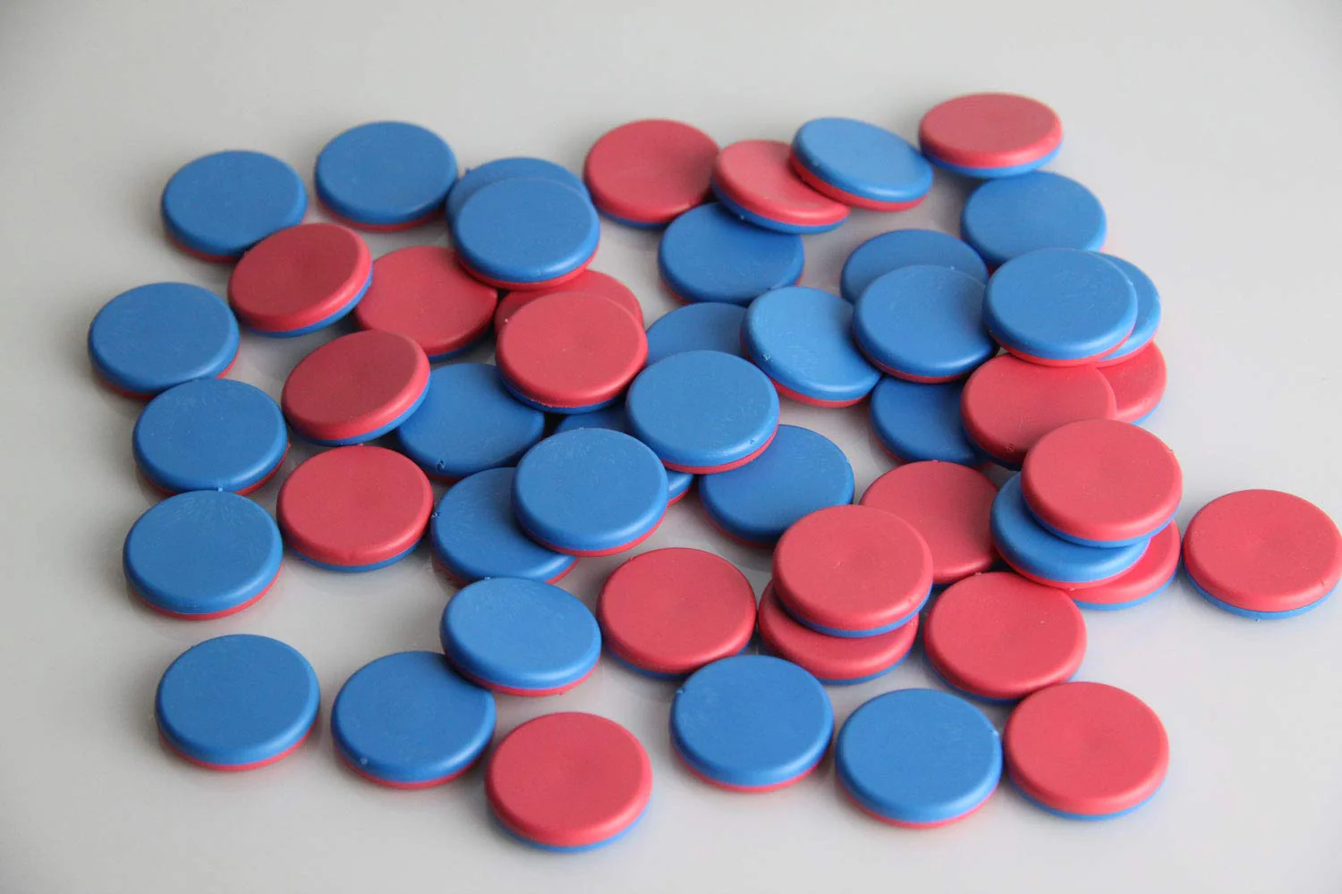 Wissner aktiv lernen 080810.IMP - RE Plastic Wendeplättchen, 50 Zählchips in rot/blau, Durchmesser 2,5 cm und 0,5 cm stark, ideal für Kinderhände, nachhaltig hergestellt - Image 11